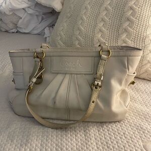 Women’s white Coach purse
